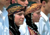 АРМЯНЕ-МУСУЛЬМАНЕ: КТО ОНИ Обычно об армянах говорят как о христианах - верующих собственной уникальной апостольской церкви или же католиках. Не все знают, что в Турции и на Кавказе исторически