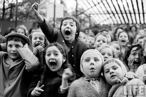 Дети смотрят пьесу «Святой Георгий и дракон» в кукольном театре (Париж, 1963 год) Фото: Alfred Eisenstaedt