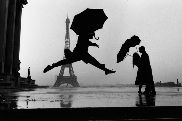 «Прыжок с зонтиком» (Париж, 1989 год) Фото: Elliott Erwitt