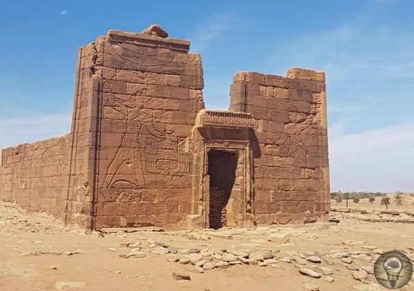 Древние пирамиды в Судане, которые были построены тысячи лет назад и которые сейчас нелегко посетить Грандиозные египетские мегалиты разрекламированы на весь мир, а вот пирамиды Мероэ простым