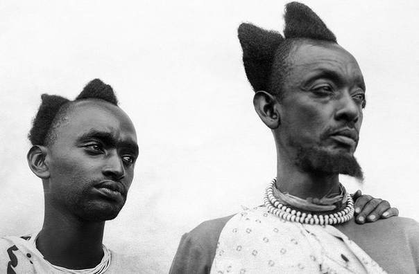 Нет, это не кадры из фантастического фильма, а вполне реальные жители Руанды с прической амасунзу, запечатленные фотографом в 1923 году Такие «конструкции» стали популярны еще в 1920 году, и,