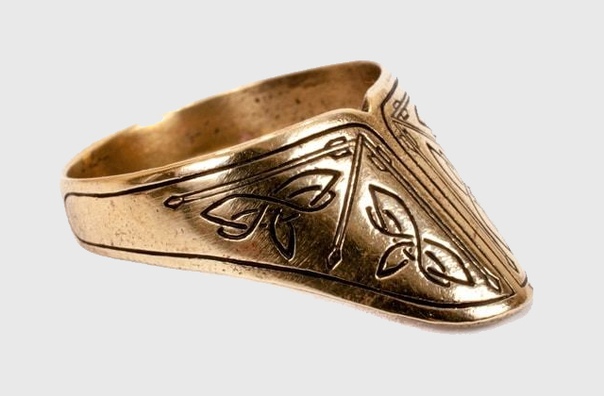 Кольцо лучника Люди стали носить кольца в эпоху палеолита, которая началась 2,6 млн лет назад и продолжалась до 10 000 лет до н. э. Но если женщины использовали их в качестве украшений, для