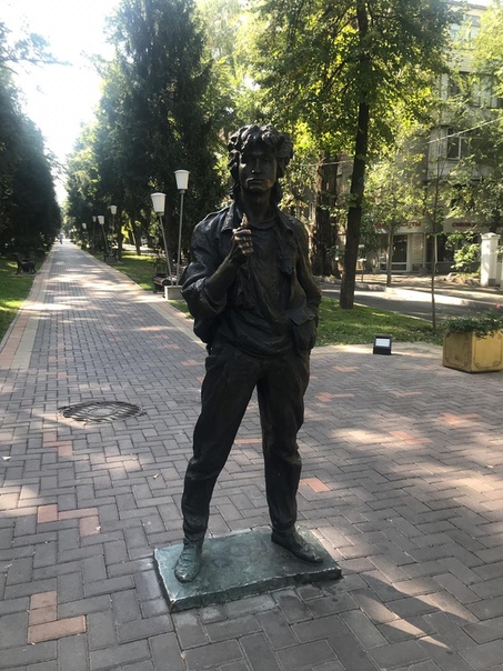 Памятник Виктору Цою в Алма-Ате. В городе снимался культовый фильм «Игла», и именно на этом месте в конце картины героя Цоя бьют