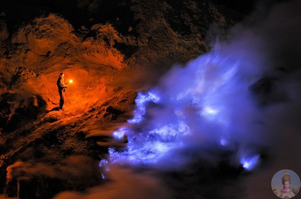 Необычный вулкан с голубой лавой. Чтобы увидеть что-то совершенно необычное и завораживающее, нам необходимо отправится в Индонезию на остров Ява, где расположен вулкан Иджен (Gunung Ijen). Это