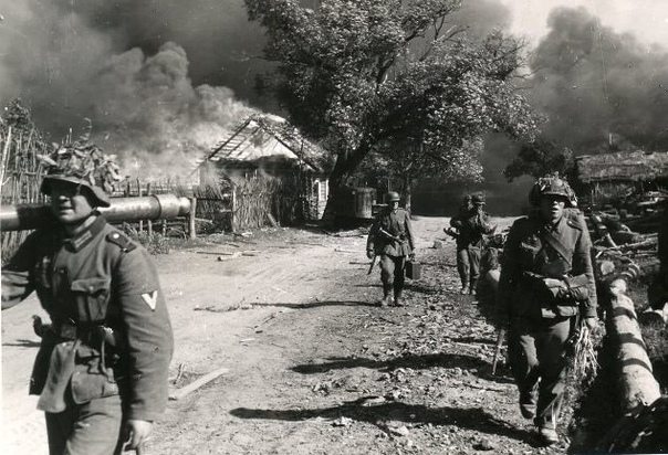 ТРАГЕДИЯ ХАТЫНИ 77 лет назад, 22 марта 1943 года, карательный отряд уничтожил деревню Хатынь. 149 жителей были расстреляны или сгорели заживо. Хатынь стала символом массового уничтожения мирного