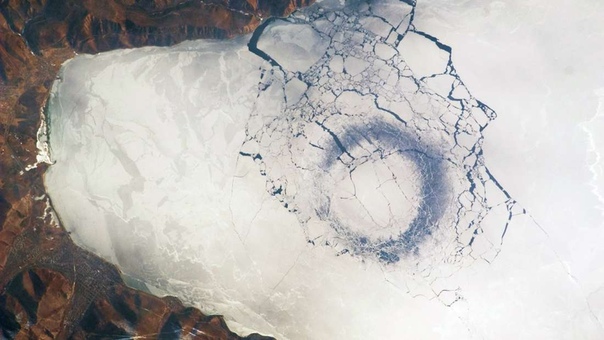 Откуда взялись загадочные кольца на Байкале 1969 года люди знали о странных ледяных кольцах в Байкале, но в течение десятилетий причина возникновения этих странных структур оставалась неясной. В