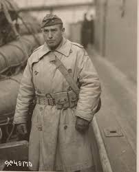 ТЕНЧКОТ Тренч или тренчкот (trench в переводе с английского - траншея, то есть trench coat дословно траншейное пальто) появился в период первой мировой войны. Эта война внесла широкий