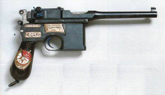 МАУЗЕР Пистолет был разработан в 1893 году братьями Федерле, которые работали на оружейной фабрике у других братьев Маузеров. Еще два года у них ушло на доработку новой модели автоматического