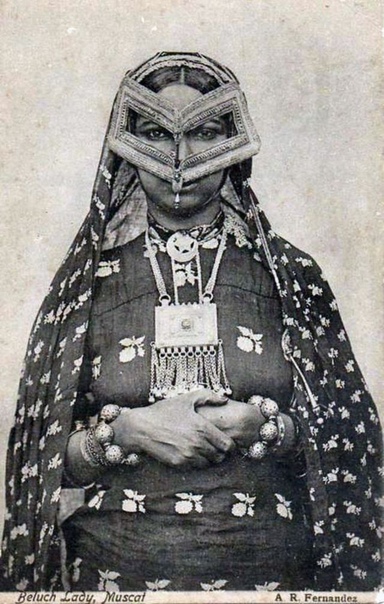 Арабские женщины в традиционных масках начала 20 века Оманская бурга маска для лица отличительная черта бедуинок и сельских жительниц Аравии. Она покрывает нижнюю часть лица от рта до подбородка