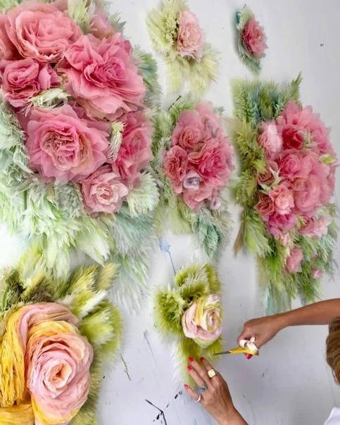 Марианне Эриксен Скотт-Хансен не нужно беспокоиться о том, что ее цветы увянут Она создает огромные букеты цветов из папиросной бумаги с бесчисленными лепестками и листьями в букетах. Каждая